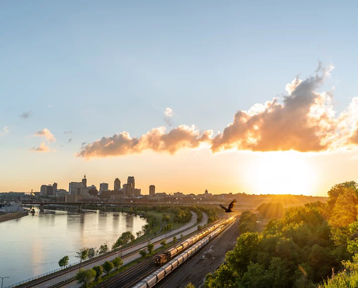 Lever du soleil sur une ville