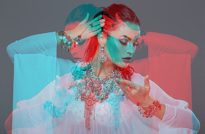 Image doublement exposée d’une femme dans deux poses avec une incrustation bleue et rouge