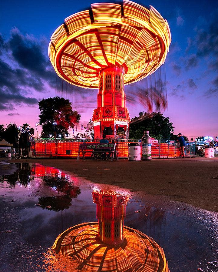 Photo avec flou de mouvement d’un manège qui tourne la nuit
