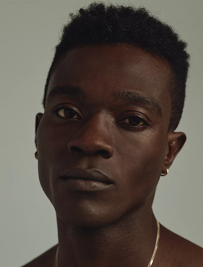 Emploi d’une lumière diffuse pour réaliser le portrait d’un sujet prenant la pose