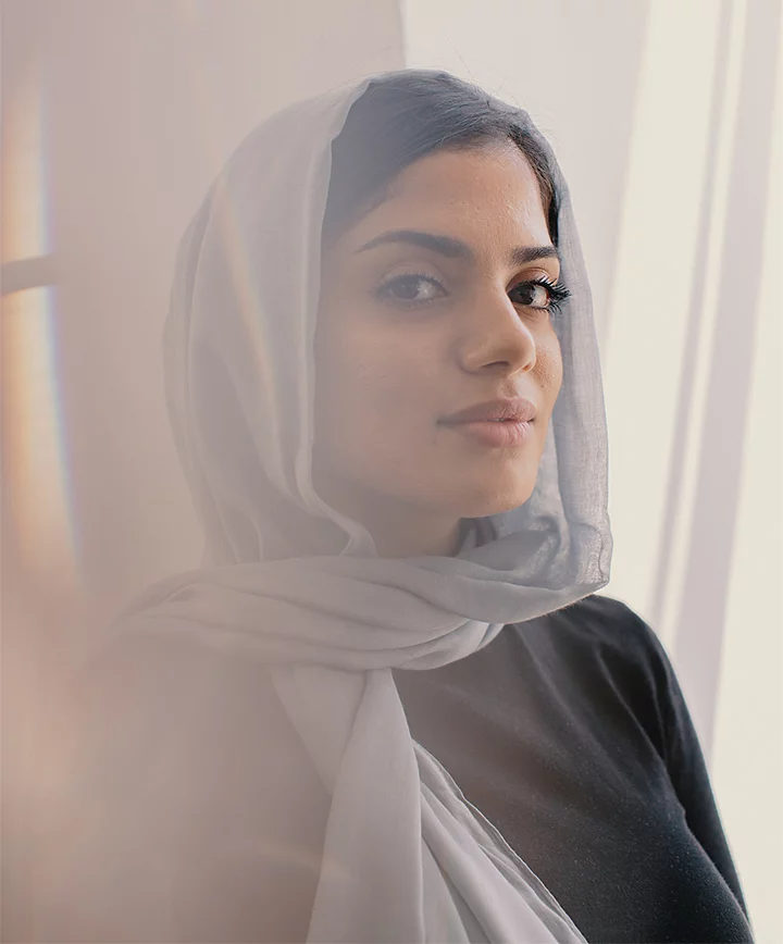 Emploi d’une lumière diffuse pour réaliser le portrait d’un sujet prenant la pose