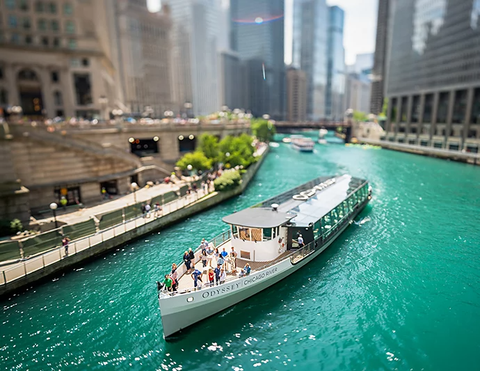 Bateau sur un fleuve traversant un paysage urbain