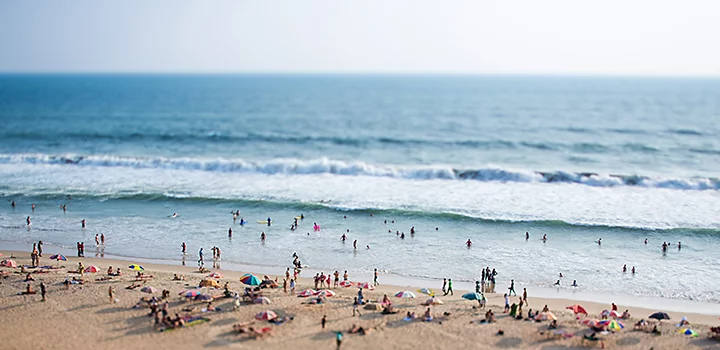 Photo aérienne de personnes sur une plage