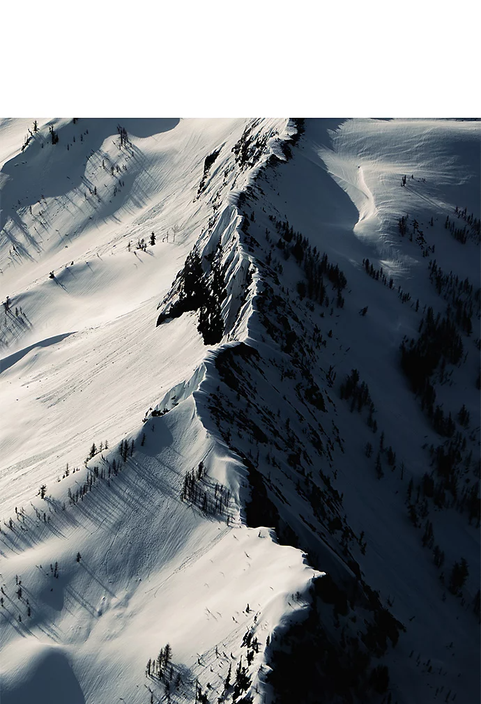 Vue aérienne à contraste élevé d’une chaîne de montagnes enneigée