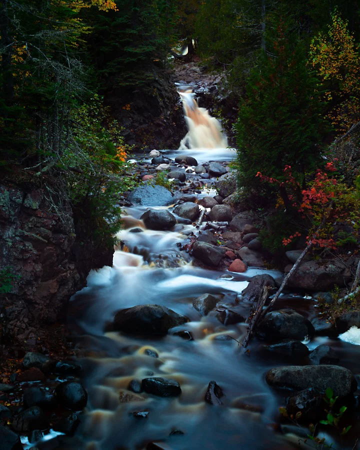 Petite cascade avec un ruisseau qui s’écoule au premier plan