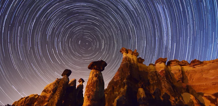 Montagnes rocheuses avec une traînée d’étoiles en arrière-plan
