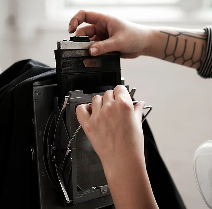 Photographe installant un appareil photo pour ferrotype