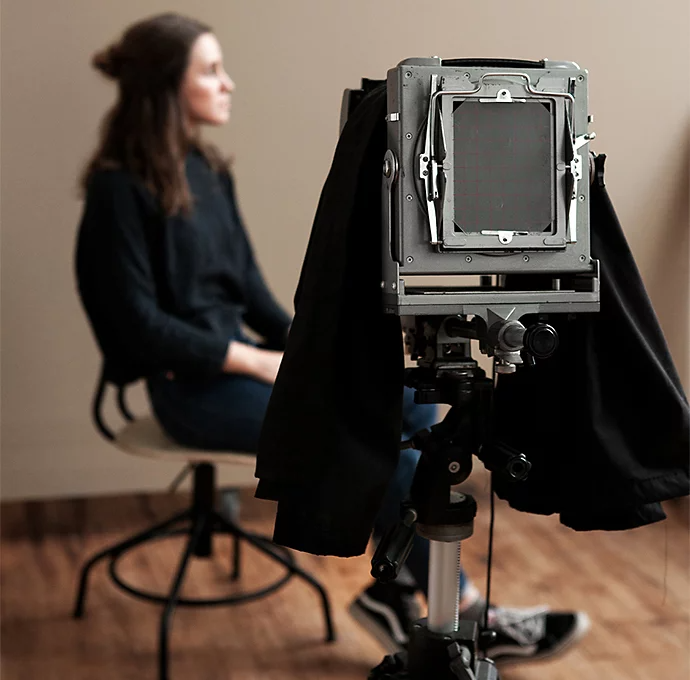 Appareil photo pour ferrotype dirigé vers une personne qui pose