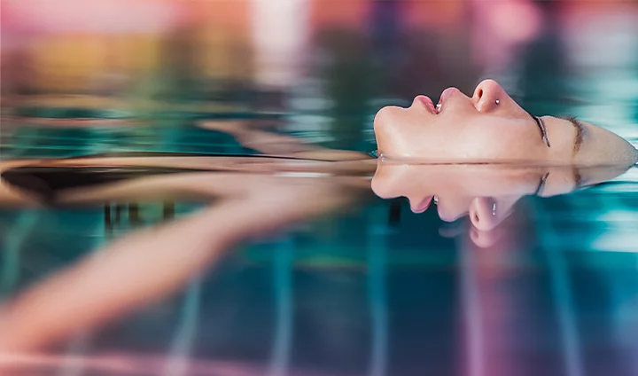 Nageuse flottant dans une piscine