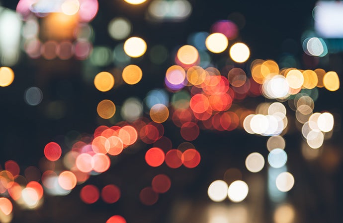 Phares de voitures avec un effet bokeh de nuit