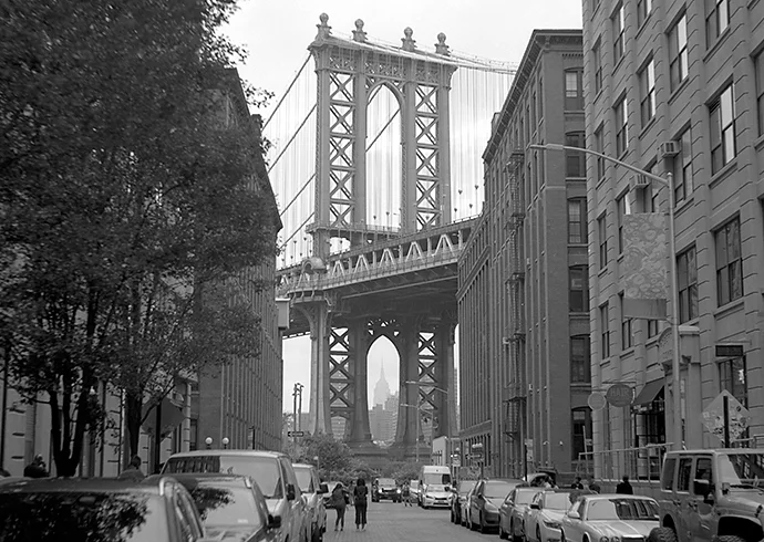 Photo en noir et blanc du Manhattan Bridge prise avec un appareil argentique