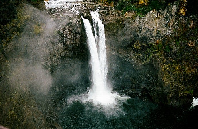 Photo d’une cascade prise avec un appareil photo argentique