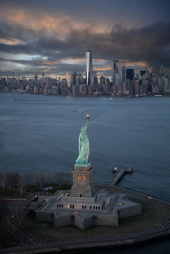 Vue plongeante sur le dos de la Statue de la Liberté, avec Manhattan en arrière-plan