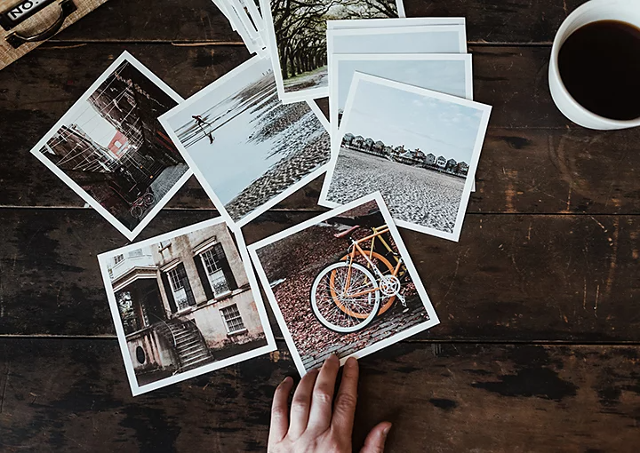Photos développées éparpillées sur une table