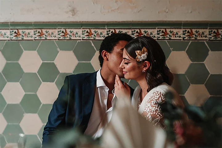 Un couple de jeunes mariés prenant la pose pour une photo de mariage