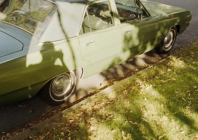 Photo d’une voiture prise avec un appareil argentique