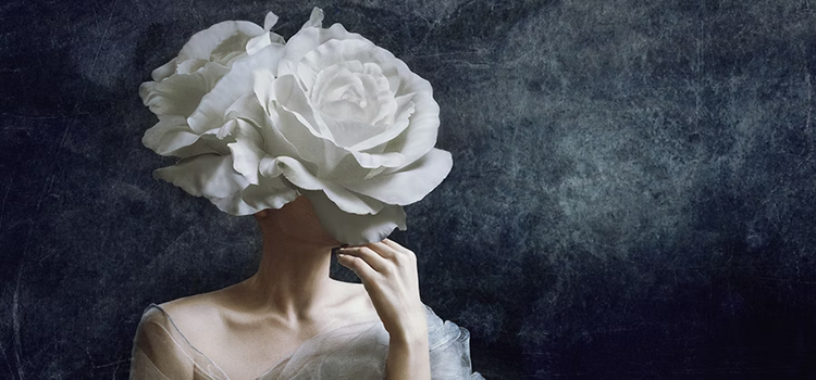Photo surréaliste d’une rose au corps de femme