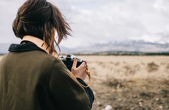 Une personne prenant une photo avec un appareil photo argentique