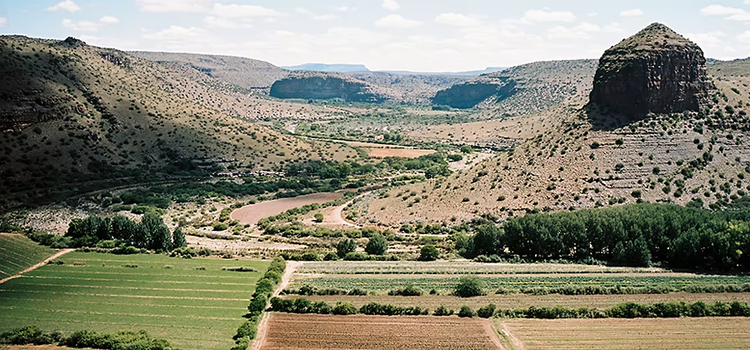Plan large de terres agricoles et du désert