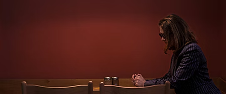 Personne assise seule à la table d’un restaurant dans ce plan général