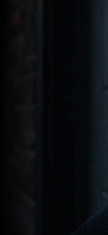 Gros plan d’une main dont l’index appuie sur le bouton d’une sonnette, avec des formes d’onde audio en incrustation signalant l’utilisation d’un générateur d’effets sonores par IA pour créer des bruits de sonnette