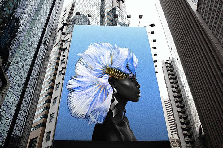 La photo composite finalisée est imprimée sur une grande affiche placardée sur un immeuble