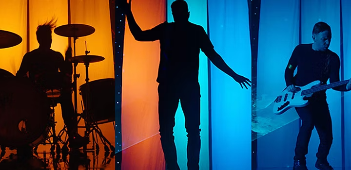 Ερμηνεία από τα μέλη ενός συγκροτήματος κατά το γύρισμα του βίντεο κλιπ τους