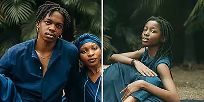 Μια φωτογραφία μιας οικογένειας που ποζάρει μαζί, στο δεξί μισό της οποίας έχει εφαρμοστεί μια προκαθορισμένη ρύθμιση &quot;Flat & Green&quot; του Adobe {{lightroom}}