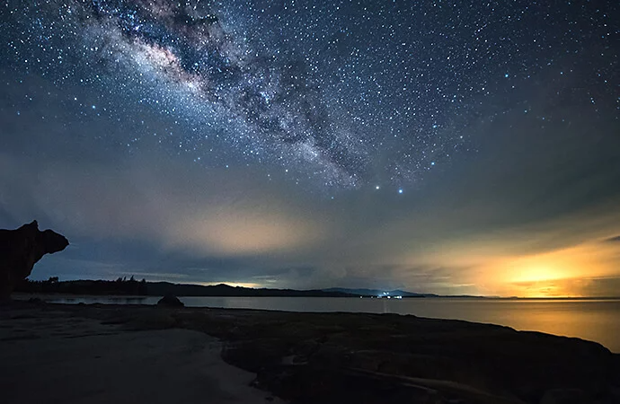 Astrofotografía de la Vía Láctea captada mirando hacia el horizonte