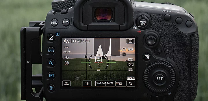 Comprobación del histograma en la pantalla LCD de una cámara digital