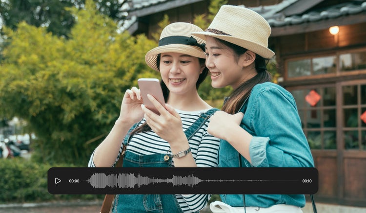 Dua pelancong menggunakan penerjemah audio di smartphone yang menampilkan gelombang suara terjemahan audio saat menjelajahi destinasi baru.