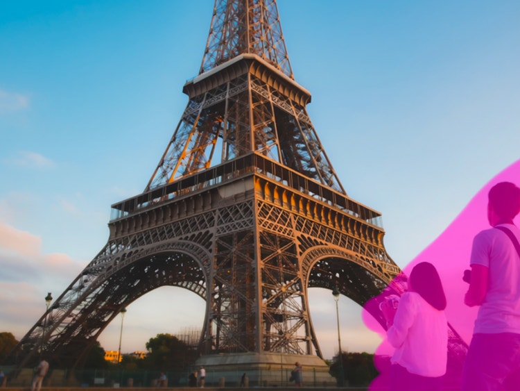 Dua orang di depan Menara Eiffel disorot untuk dihilangkan dengan kuas Penghilang Generatif Firefly.