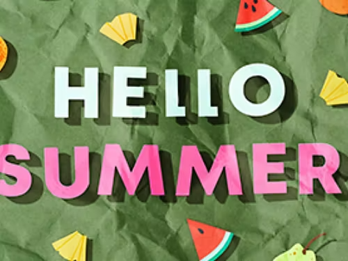 הכיתוב Hello Summer (שלום, קיץ) מוקף באיורי פירות ומכוסה בדוגמת נייר אריזה ירוק ומקומט