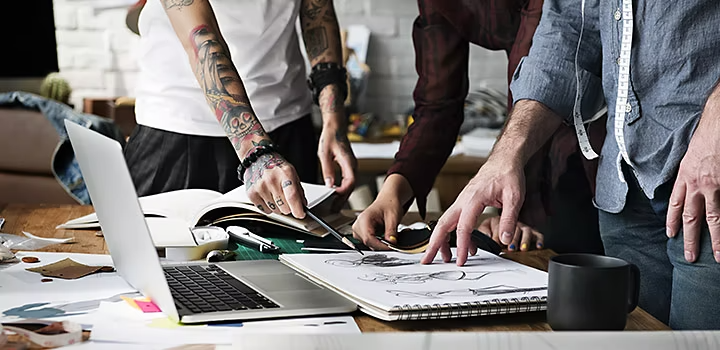 आर्टिस्ट अपने सहकर्मियों को संभावित डिज़ाइन दिखाते हैं, Picture