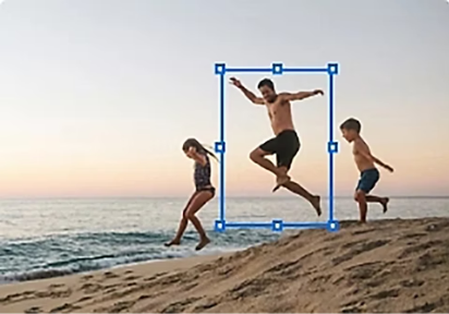 समुद्र तट पर दौड़ते हुए एक माता-पिता और दो बच्चों की इमेज। माता-पिता की इमेज अपनी खुद की लेयर में है और उसके चारों ओर एक बाउंडिंग बॉक्स है।