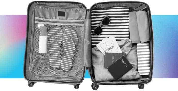 Valigia pronta con abbigliamento e accessori, organizzazione con check list vacanze e viaggio