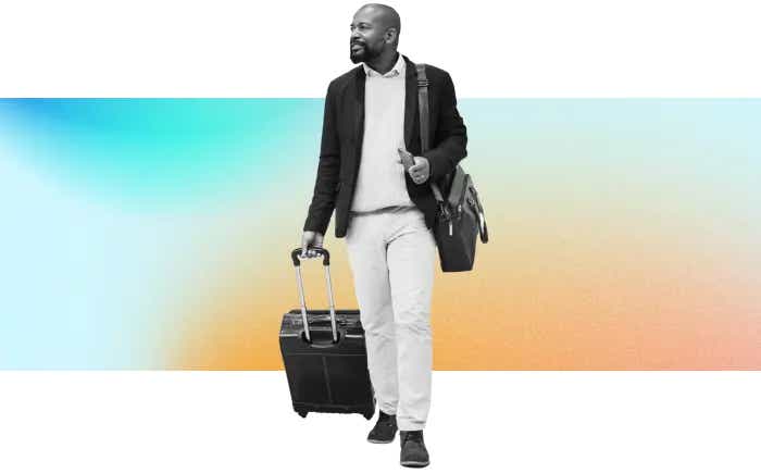 Uomo in viaggio con valigia e borsa