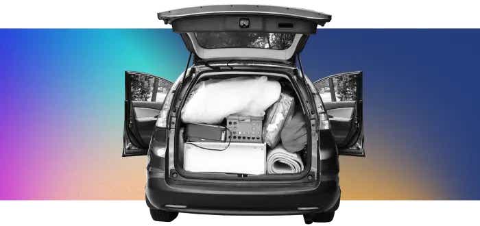 Bagagliaio dell’auto pieno di scatole e oggetti, esempio di organizzazione con check list trasloco