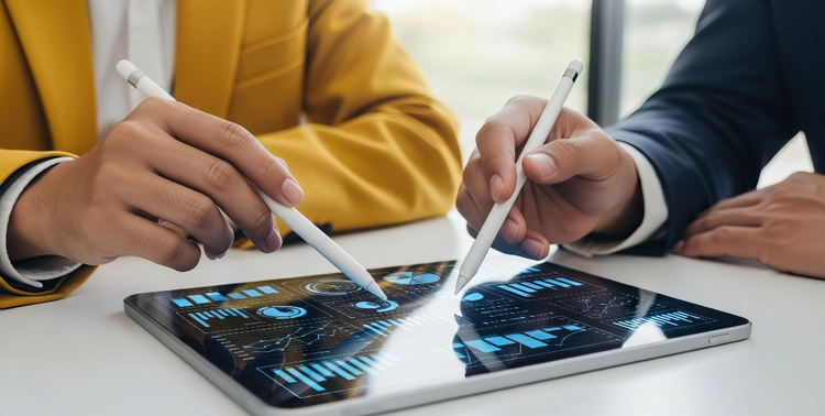 Due persone collaborano utilizzando strumenti online su un tablet.