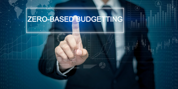Professionista che interagisce con un’interfaccia digitale che mostra il concetto di zero-based budgeting e analisi finanziaria