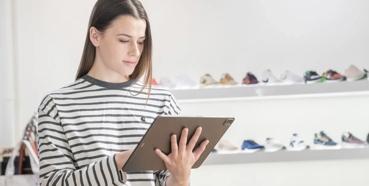 Donna che utilizza un tablet per gestire il budget personale con il metodo 50 30 20