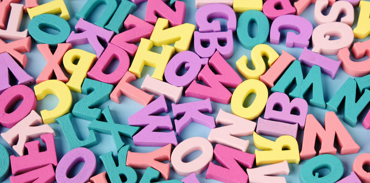 Lettere dell'alfabeto in legno nei colori pastello