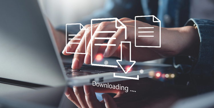 Persona che condivide un documento con il download