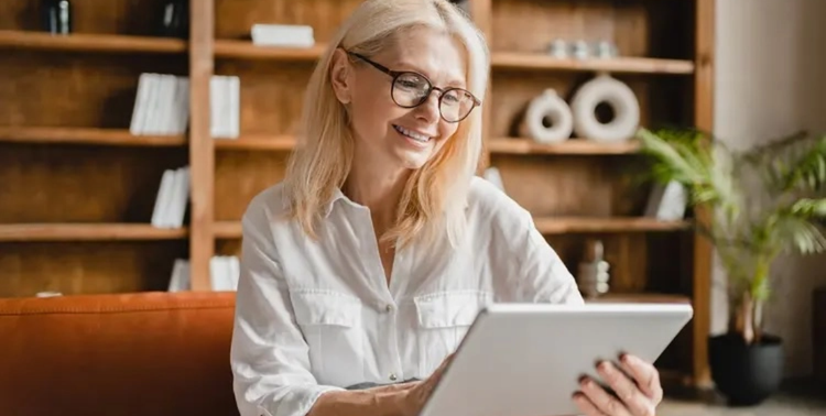 Donna che utilizza un tablet per consultare la sua pianificazione giornaliera