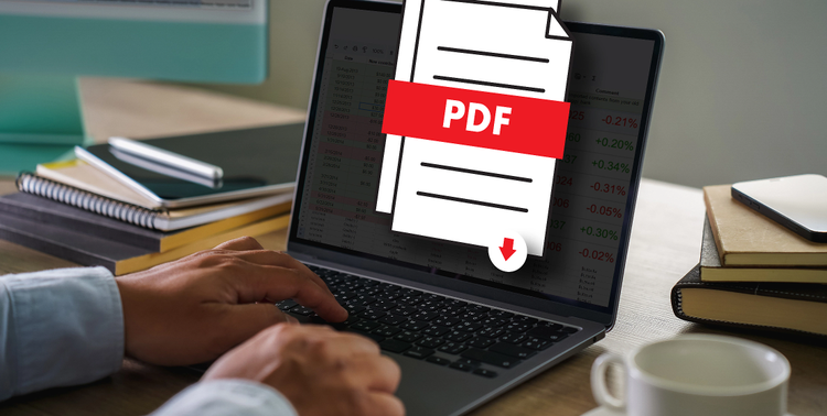 un PC portatile in primo piano con una grossa icona di un file PDF e una freccia per indicare il download