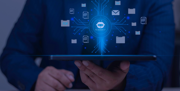 Un tablet in primo piano tenuto in mano da un uomo, con sopra diverse icone di file e cartelle e al centro l'immagine di una testa di robot