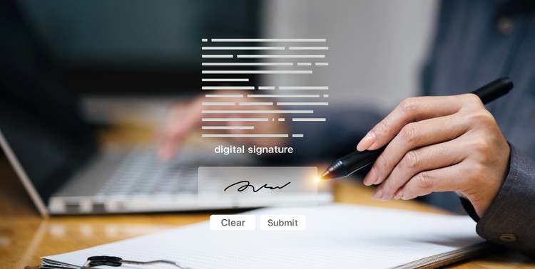 Una donna scrive su un blocco di fogli poggiato sulla scrivania accanto a un portatile