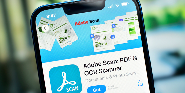 App Adobe Scan su smartphone per la scansione documenti PDF con tecnologia OCR