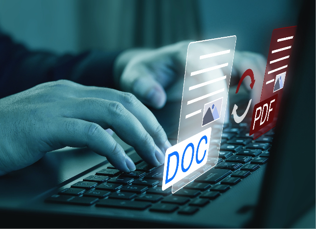 Una persona converte un file in PDF su un computer.