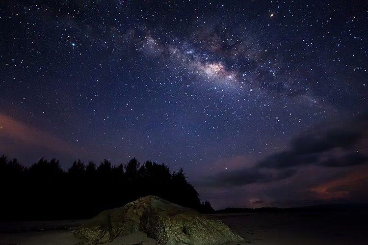 Foto di cielo stellato scattato con apertura ampia ed esposizione lunga